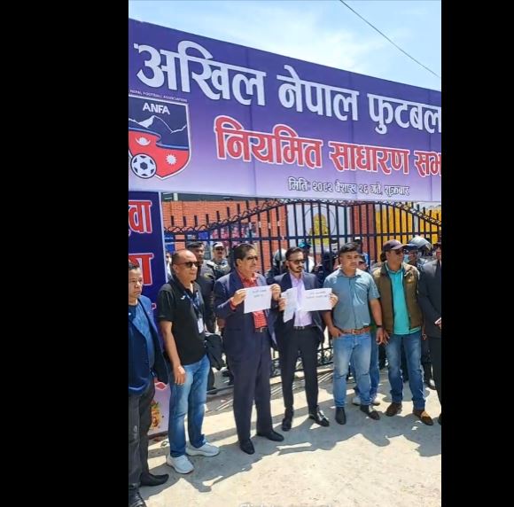 एन्फा सभाबाहिर गणेश थापा समर्थकको आक्रोश, प्लेकार्ड बोकेर प्रदर्शन