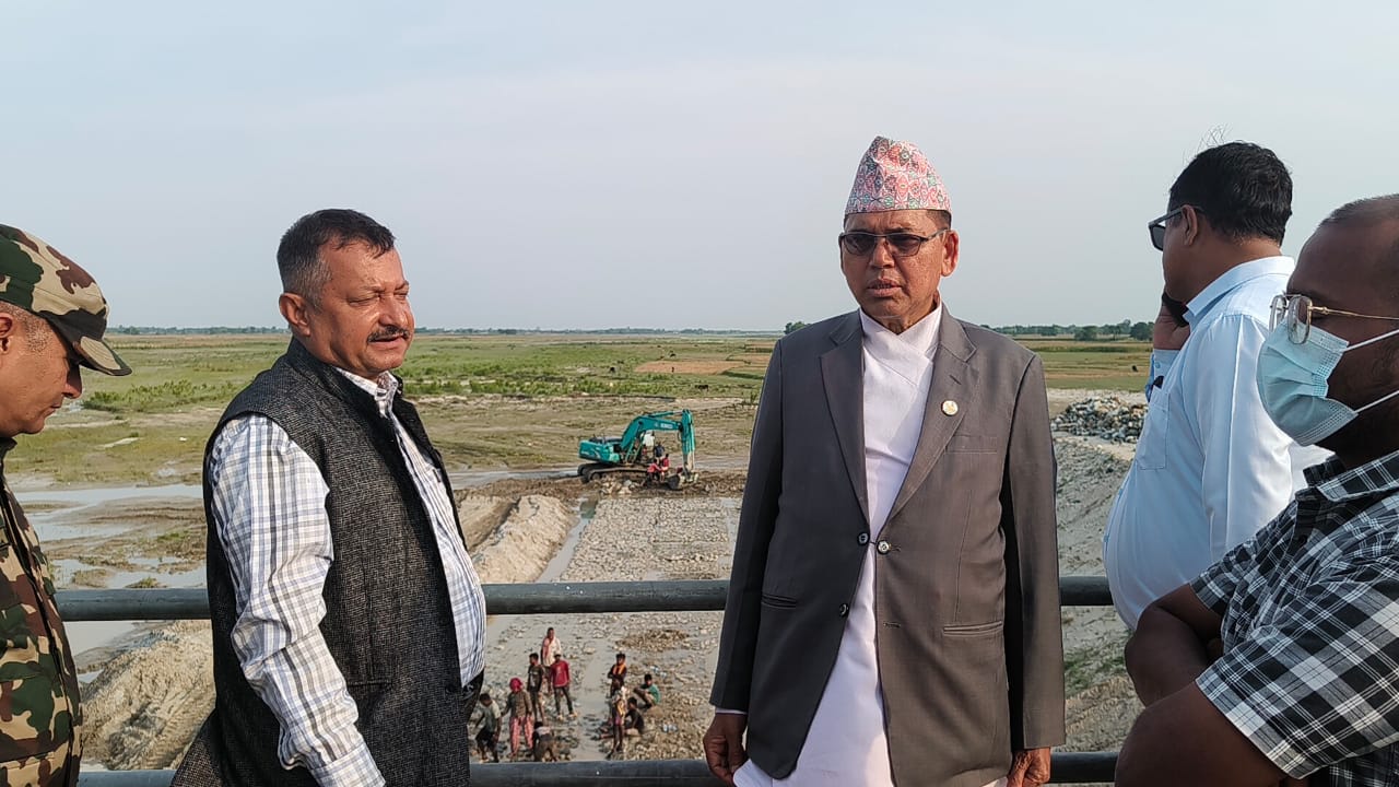 कुनै पनि आयोजना रुग्ण हुन:मन्त्री दाहालको निर्माण व्यवसायीलाई चेतावनी