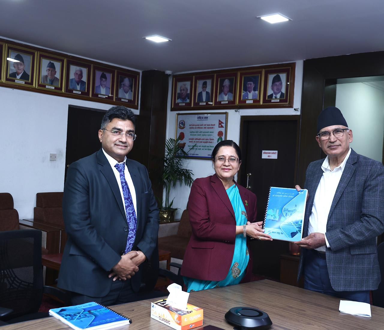 बजेट निर्माणअघि नीतिगत थालनी: राष्ट्र बैंकको पूर्वसमीक्षा प्रतिवेदन अर्थ मन्त्रालयमा