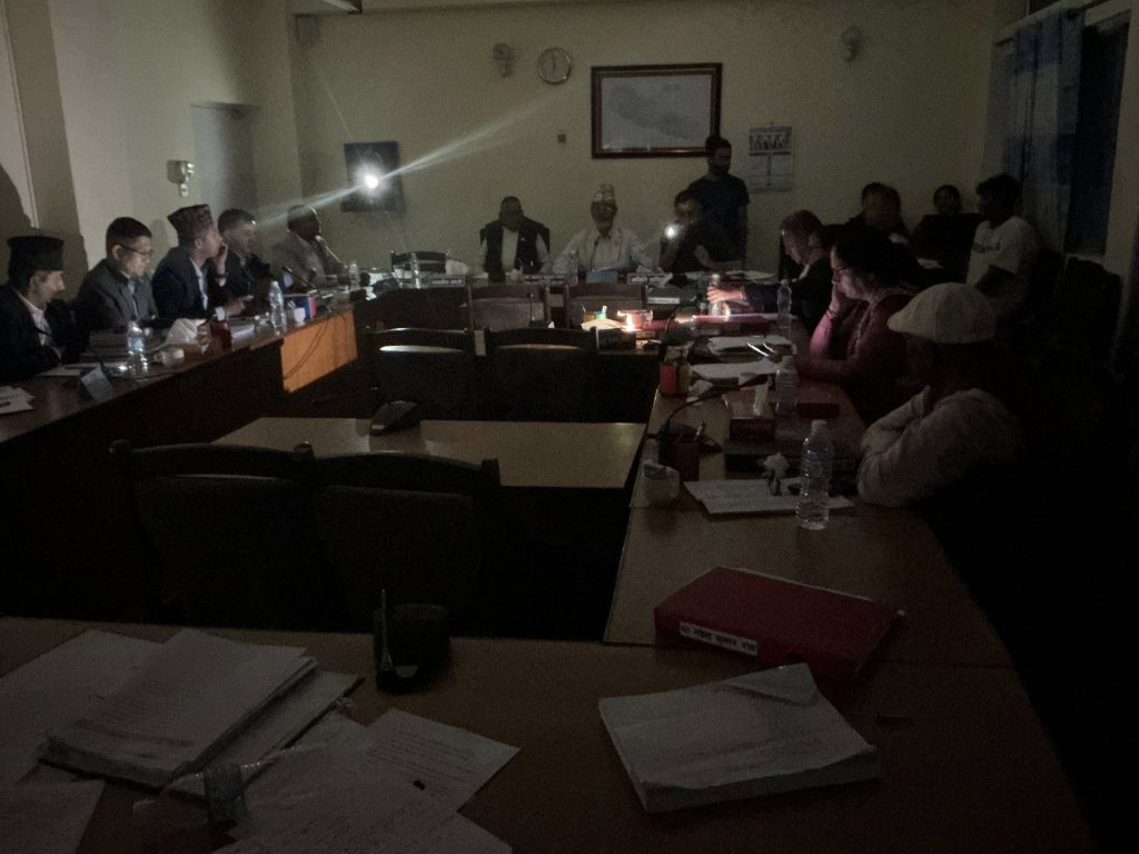 सिंहदरबारमै बिजुली गएपछि, मोबाइलको उज्यालोमा शिक्षा विधेयकमाथि छलफल