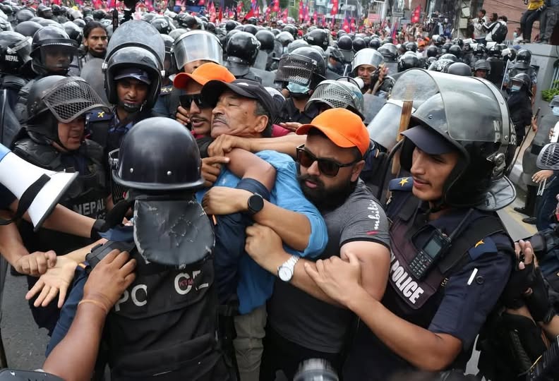 निषेधित क्षेत्र पार गर्न खोज्दा कमल थापा सहित ६ राजावादी पक्राउ, भद्रकालीमा राखियो