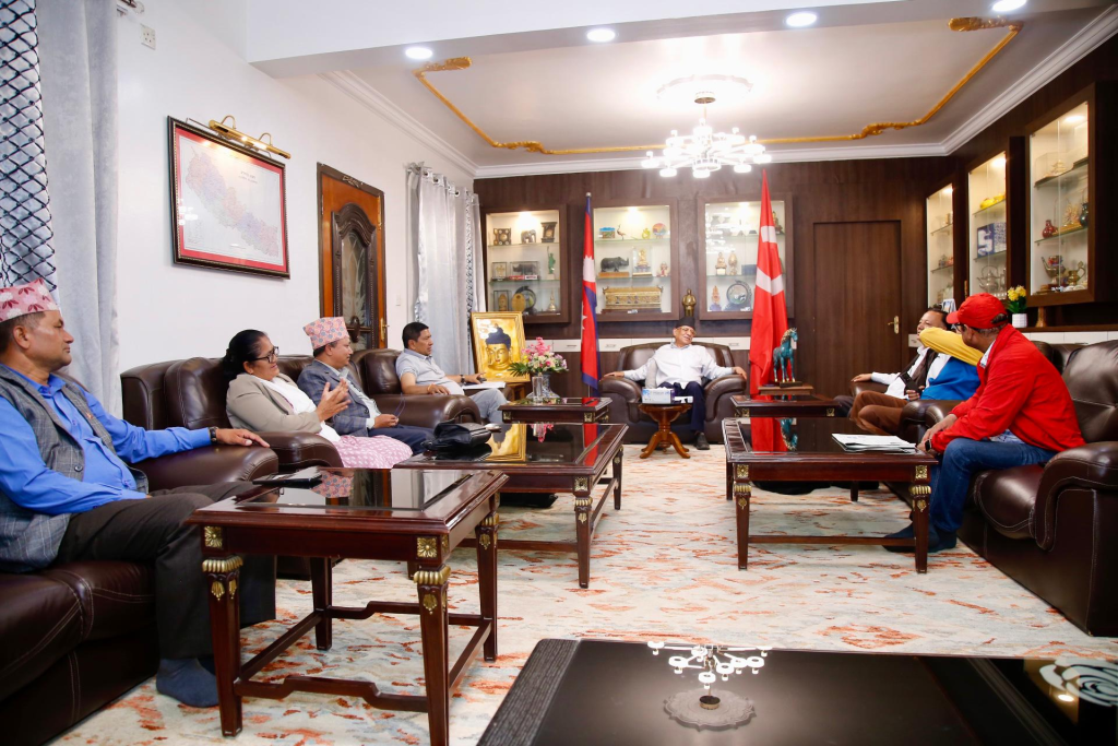 शिक्षकका मागमा सरकार उदासीन, शिक्षा विधेयकमा गम्भीरता देखाउन प्रचण्डको जोड